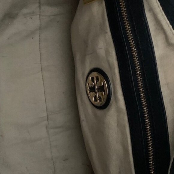 Tory Burch Amanda Classic Hobo Bag with Gold Toned Hardware - Picture 8 of 9